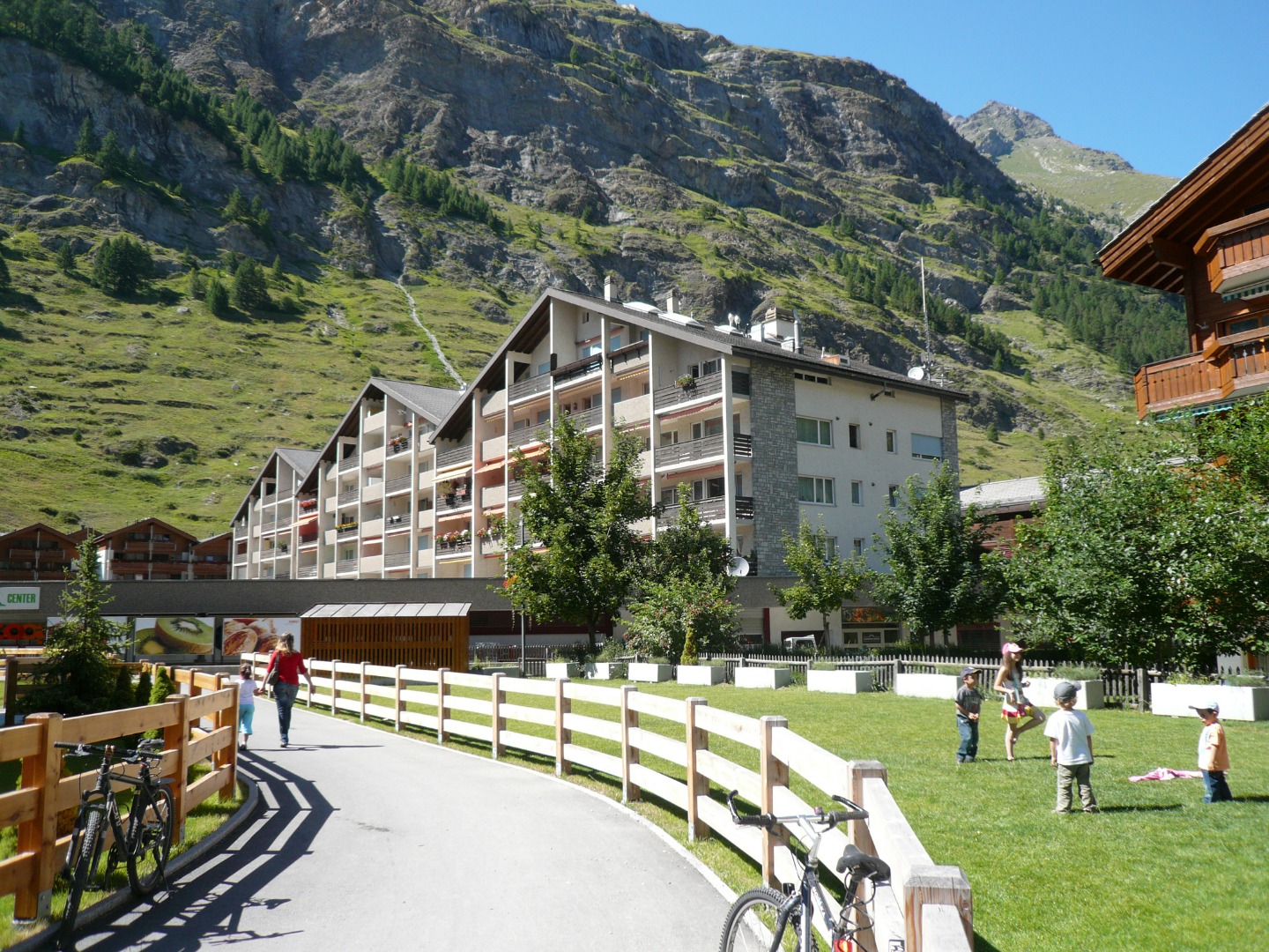 haus-viktoria-zermatt-summer-view-from-outside-exterior-view-in-front-of-mountains